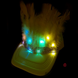 SOMBRERO GORRA TRUCKER LUJO CON PLUMAS CON LUZ AMARILLO FLUO x 1